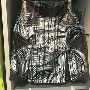 Mini skirt with shade details and purple buttons